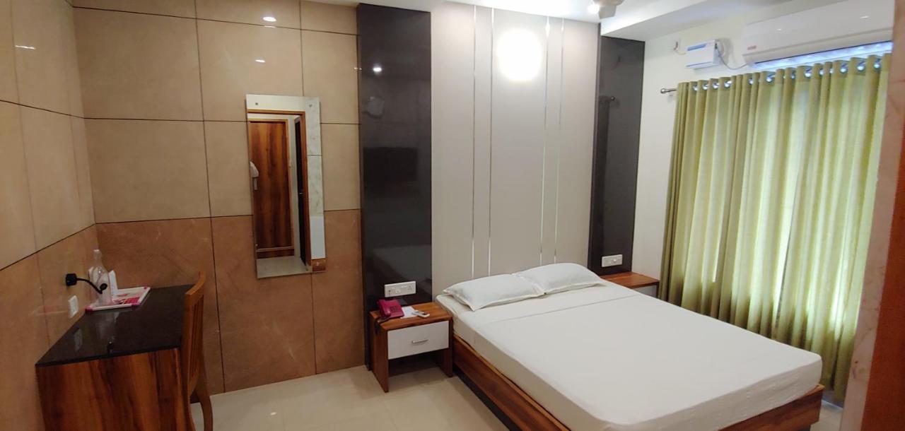 Sree Gokulam Sabari Hotel Chavakkad Buitenkant foto